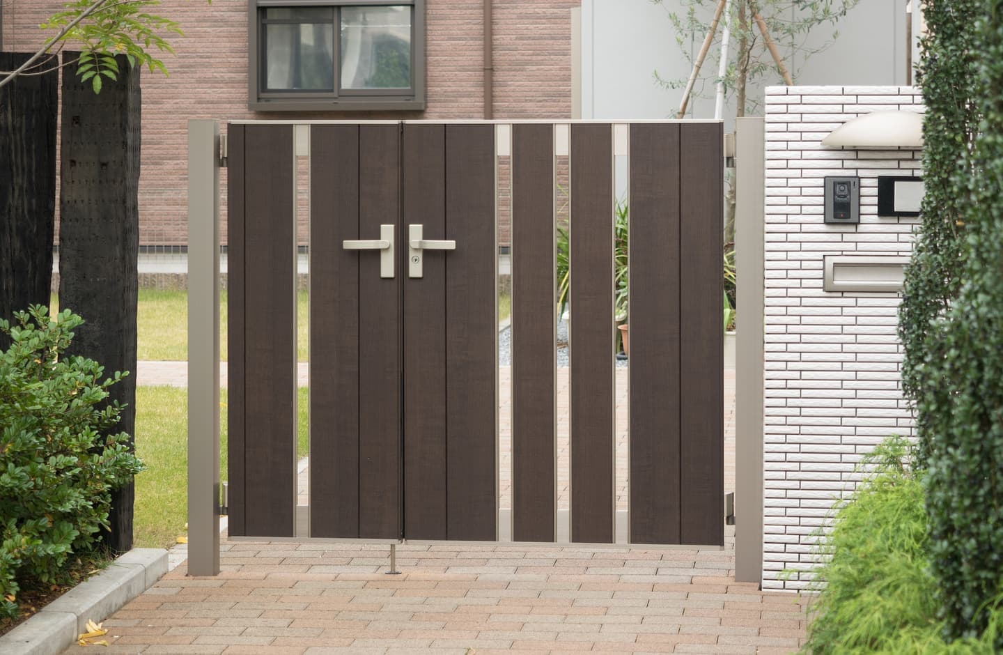 ブラウンの門扉